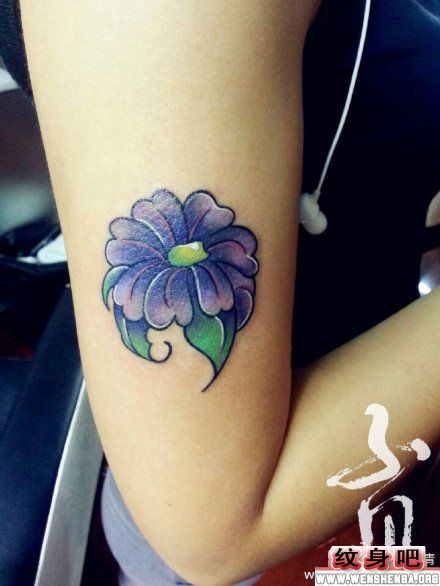 女生手臂漂亮小花卉纹身图案