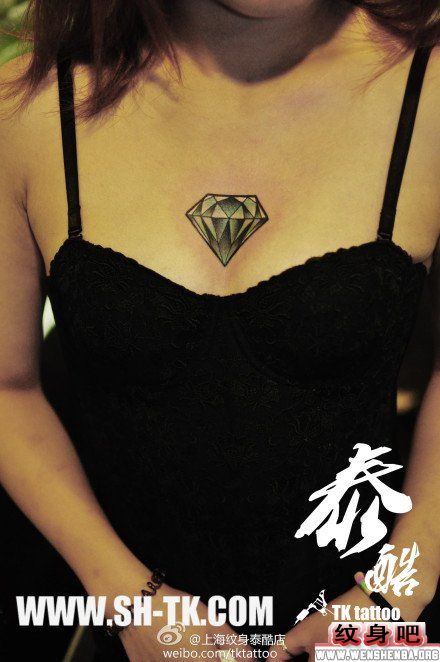 胸部纹身图案大全 > 正文            女人胸部蓝色玫瑰纹身作品