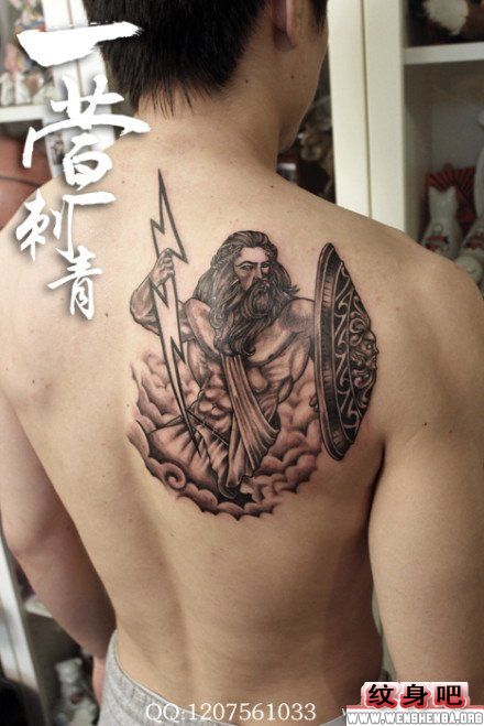 男人后肩背宙斯纹身作品